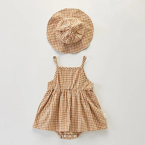Plaid jumpsuits and hats for little girls: classic elegance from the cradle!