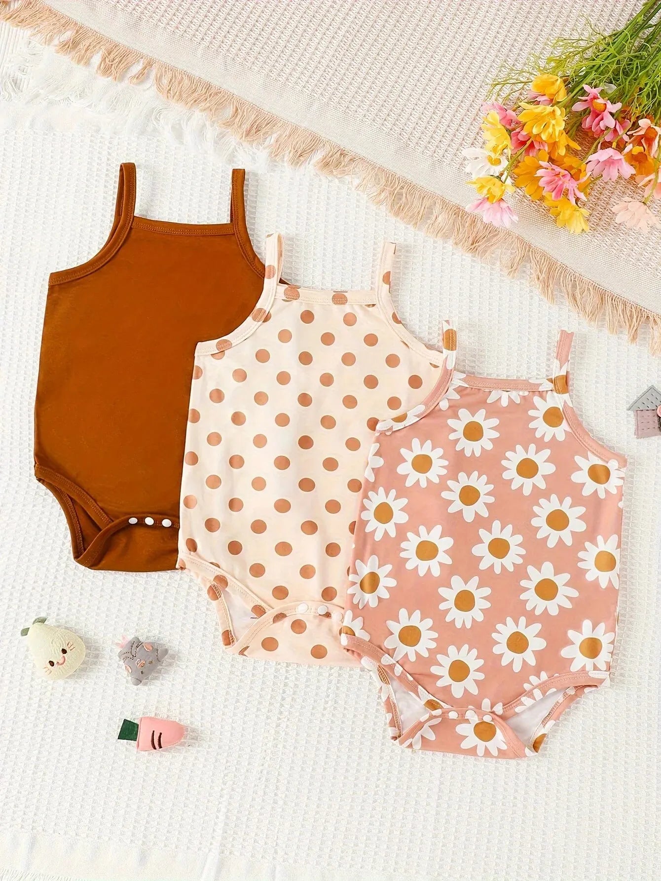 Pack of 3 bodysuits for little girls with straps: comfort and floral style