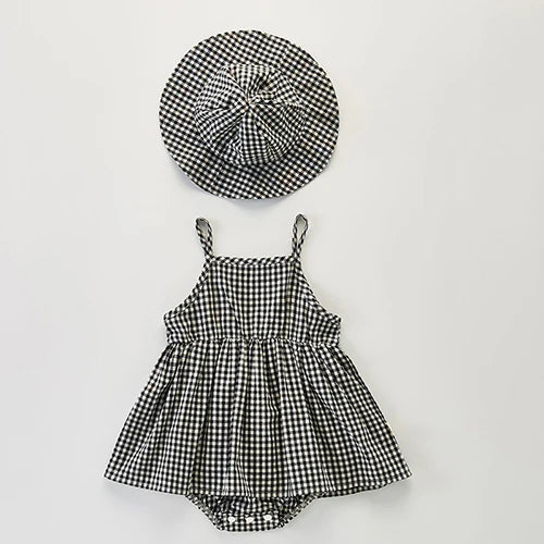 Plaid jumpsuits and hats for little girls: classic elegance from the cradle!