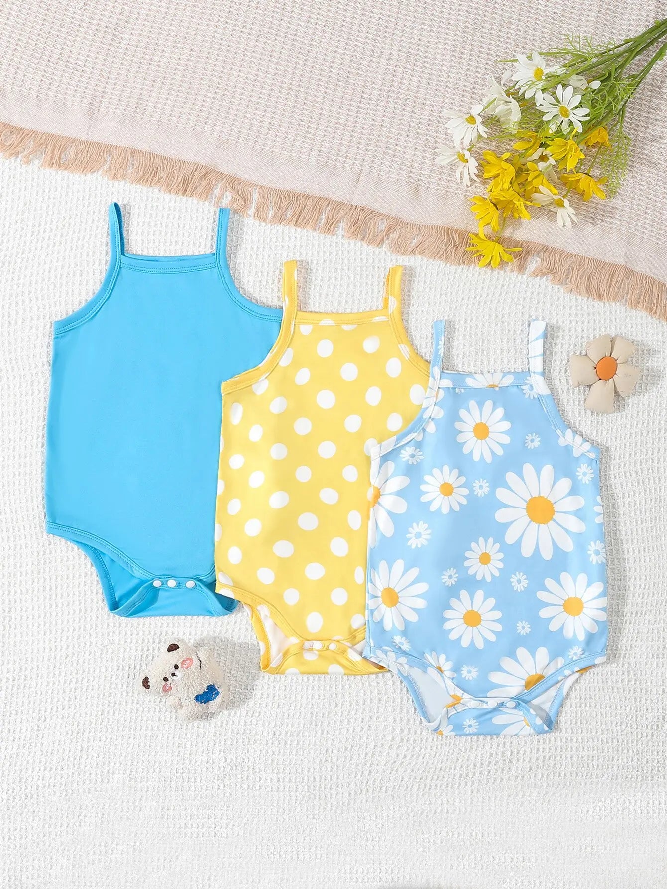 Pack of 3 bodysuits for little girls with straps: comfort and floral style