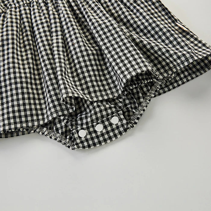 Plaid jumpsuits and hats for little girls: classic elegance from the cradle!
