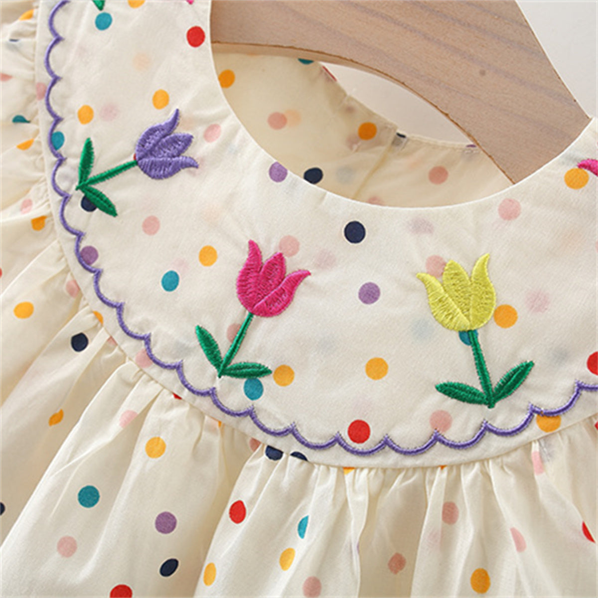 Vestido de niña con lunares y flores: ¡frescura y ternura en pequeños toques de color!