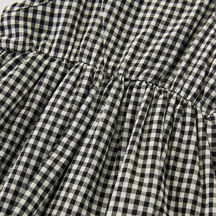 Plaid jumpsuits and hats for little girls: classic elegance from the cradle!