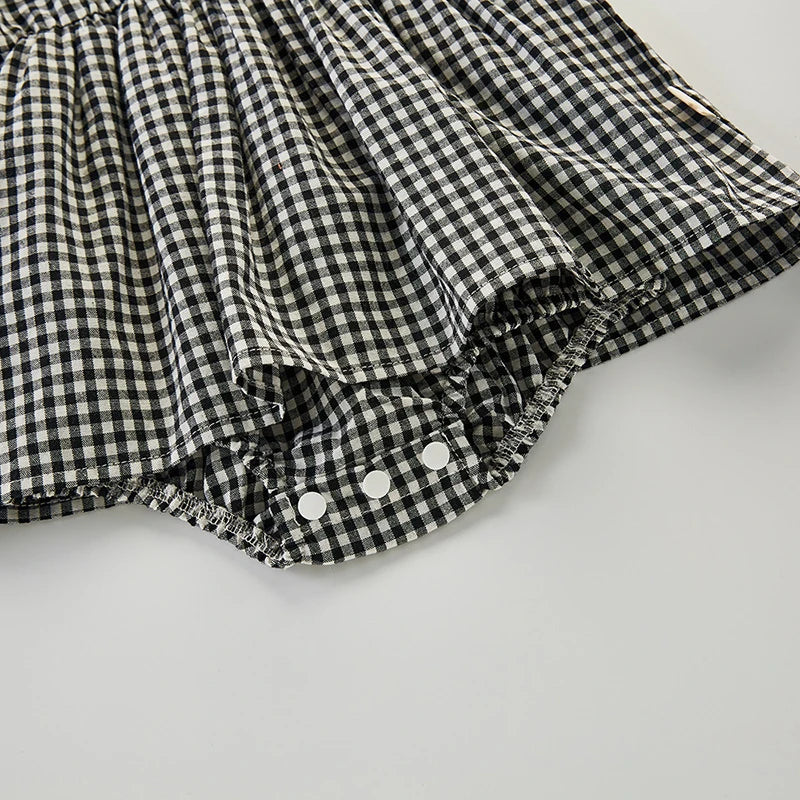 Plaid jumpsuits and hats for little girls: classic elegance from the cradle!