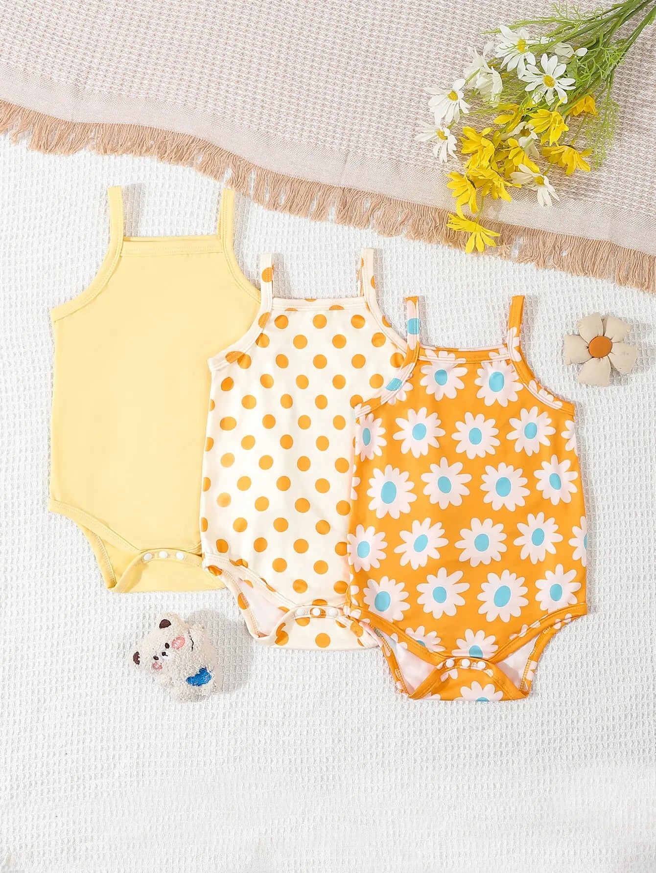 Pack of 3 bodysuits for little girls with straps: comfort and floral style