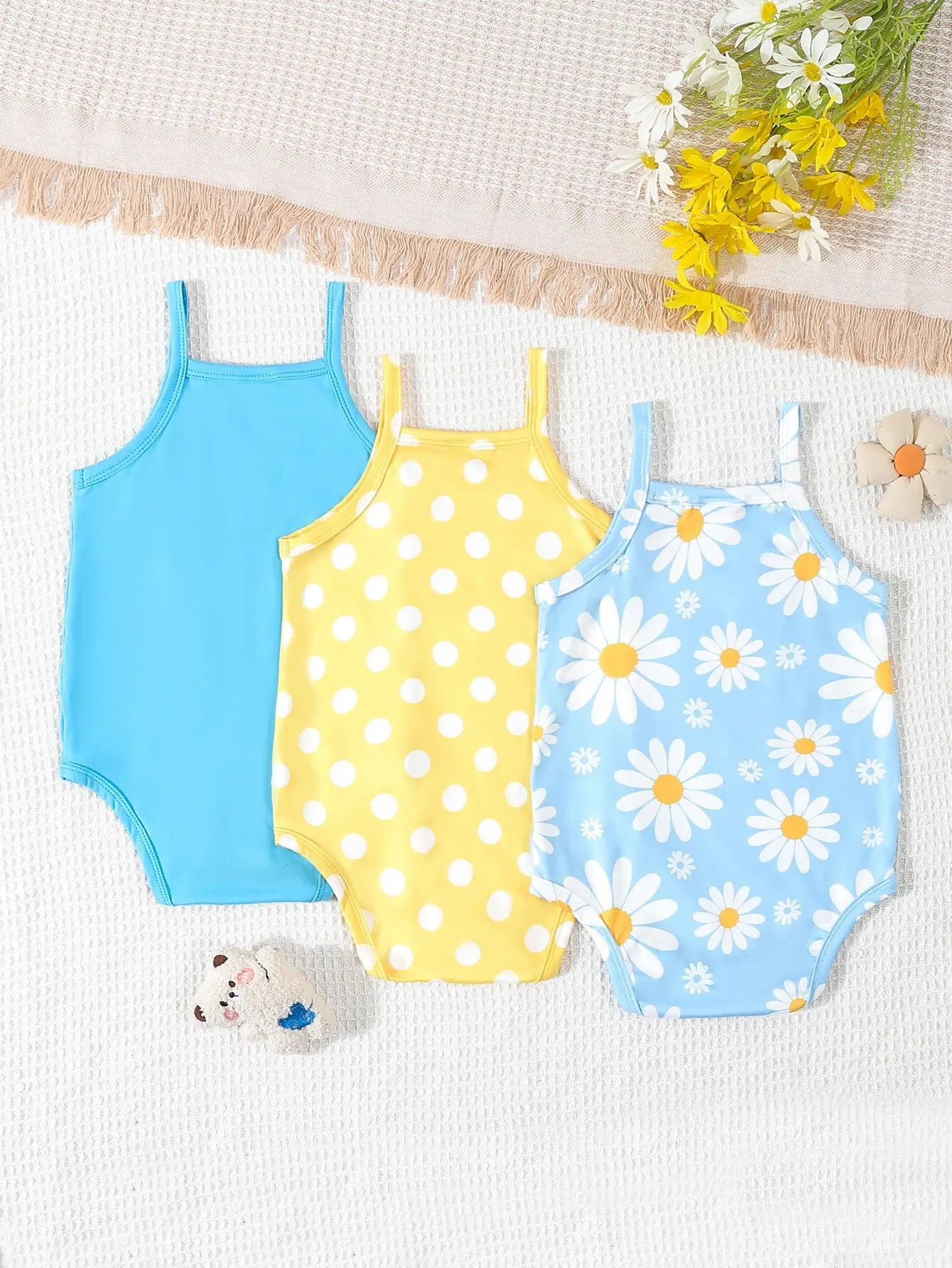Pack of 3 bodysuits for little girls with straps: comfort and floral style