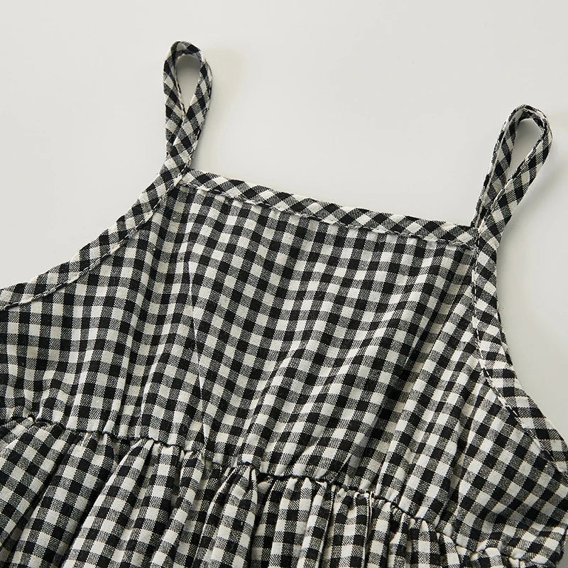 Plaid jumpsuits and hats for little girls: classic elegance from the cradle!