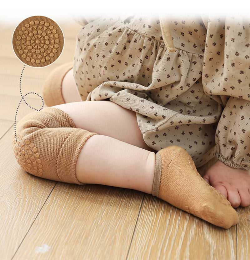 Ensemble chaussettes et genouillères : protection pour une meilleure découverte du monde