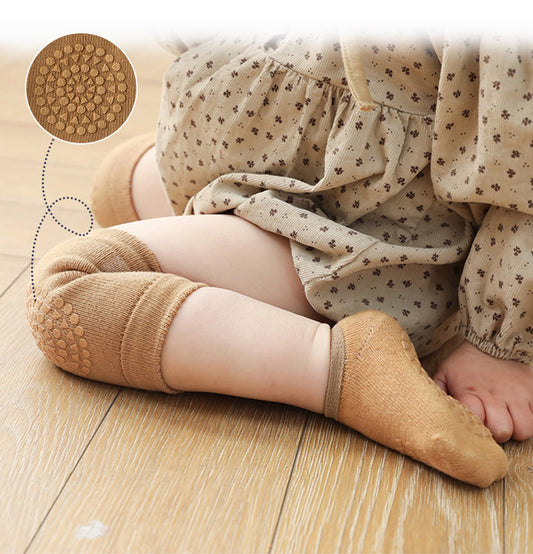 Conjunto de calcetines y rodilleras: protección para un mejor descubrimiento del mundo