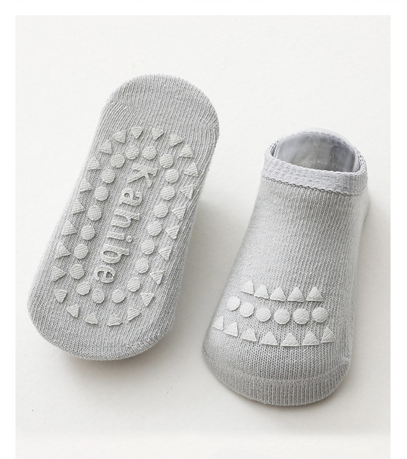 Ensemble chaussettes et genouillères : protection pour une meilleure découverte du monde