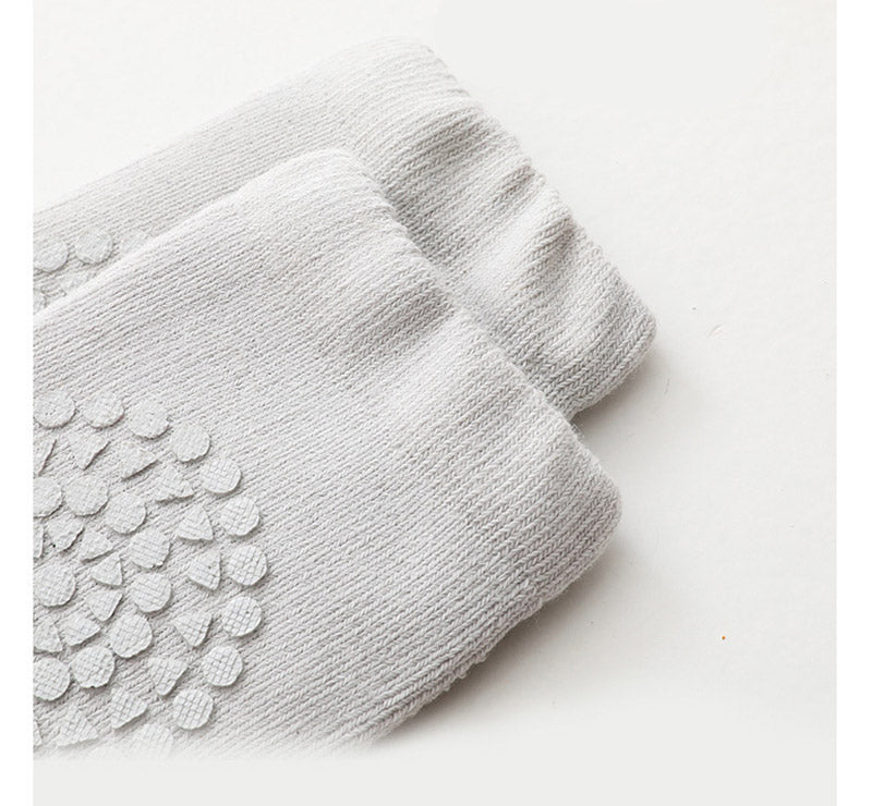 Ensemble chaussettes et genouillères : protection pour une meilleure découverte du monde