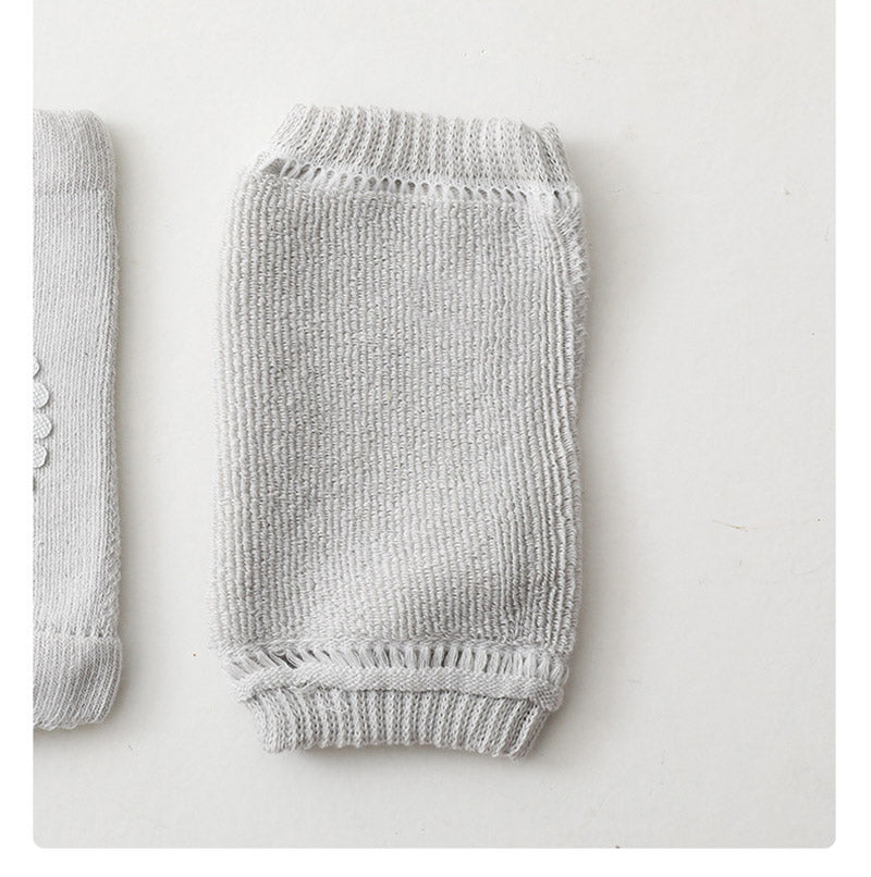 Ensemble chaussettes et genouillères : protection pour une meilleure découverte du monde