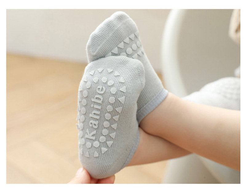 Ensemble chaussettes et genouillères : protection pour une meilleure découverte du monde