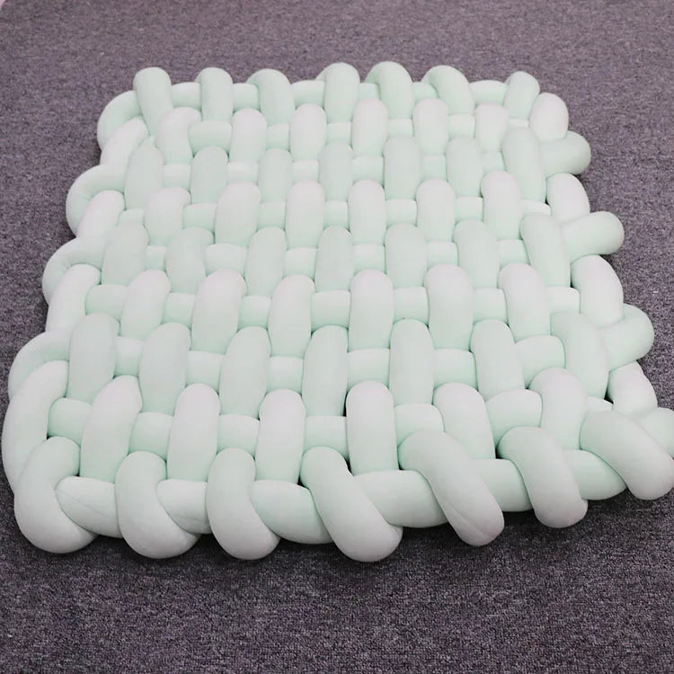 Tapis de sol tressé : l'élégance douce des premiers jeux !