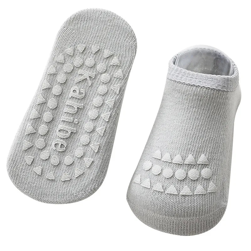 Ensemble chaussettes et genouillères : protection pour une meilleure découverte du monde