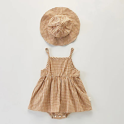 Plaid jumpsuits and hats for little girls: classic elegance from the cradle!