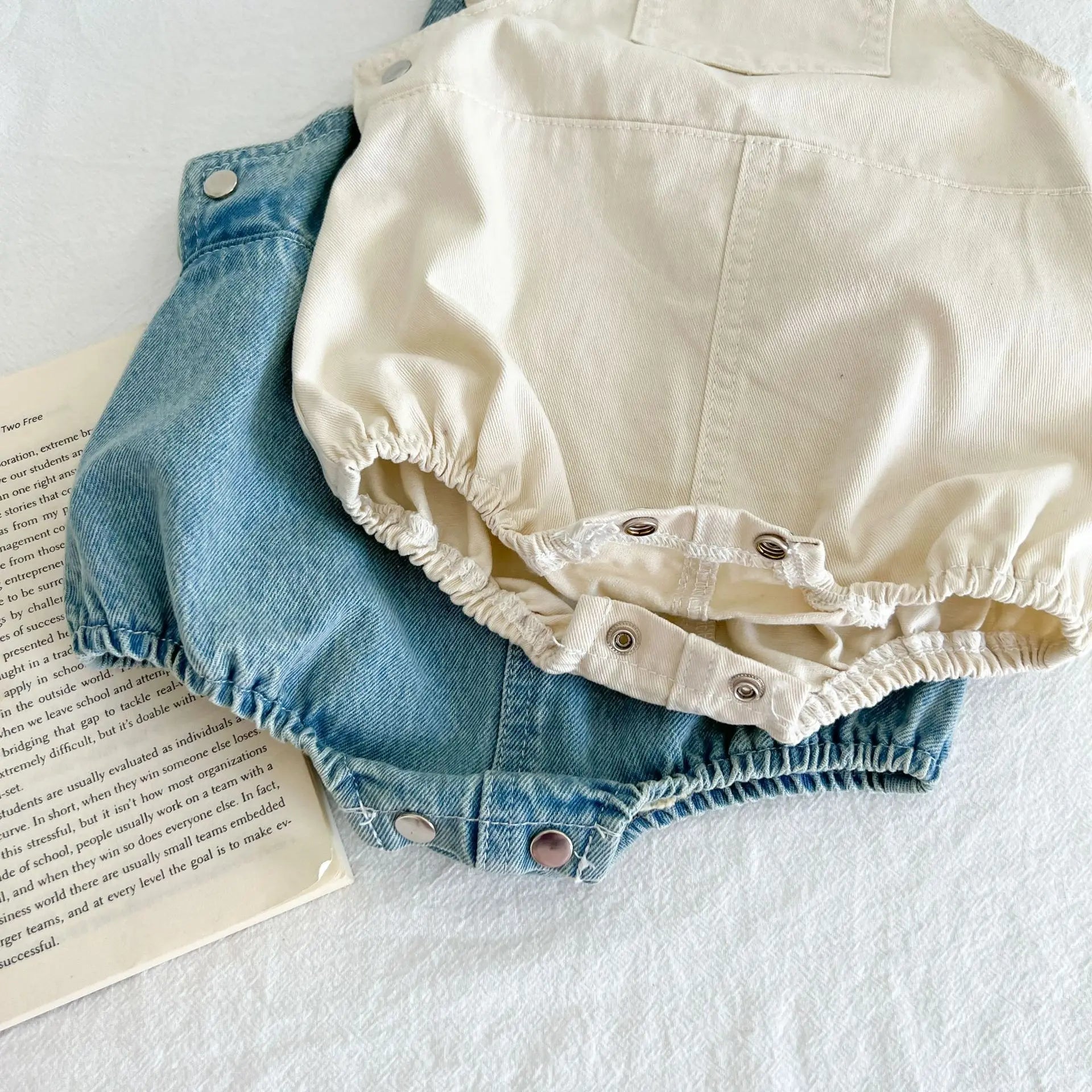 Barboteuse en jean : un look tendance (garçon et fille)
