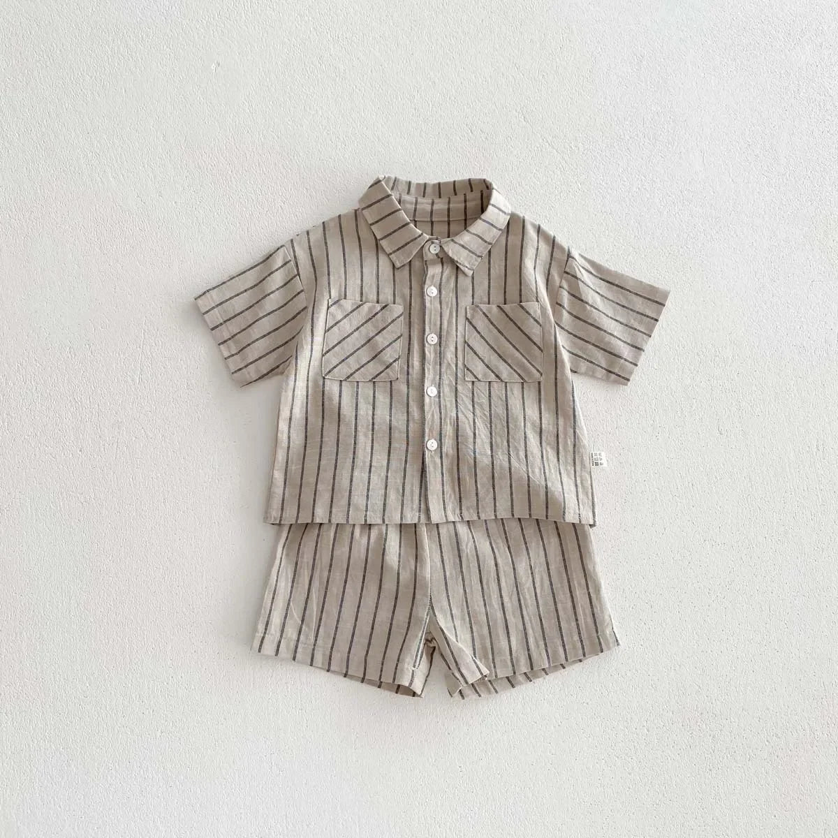 Ensemble chemise & short pour garçon : petit look, grand effet !