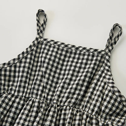Plaid jumpsuits and hats for little girls: classic elegance from the cradle!