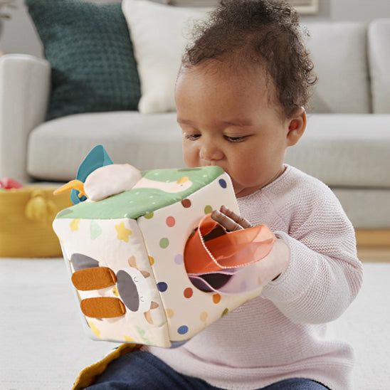 Cube d'éveil bébé avec mouchoirs en tissu et foulards à tirer – Jouet sensoriel pour motricité fine et curiosité